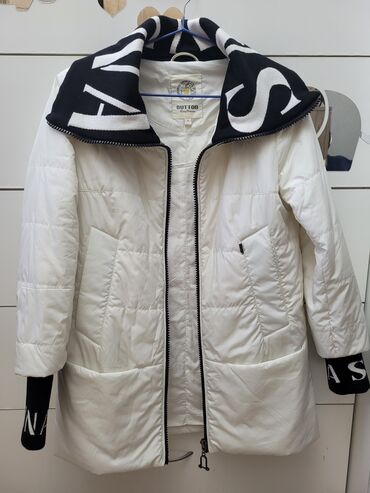 пуховик белого: Стильная красивая лёгкая теплая куртка размер s-42. 1850 сом