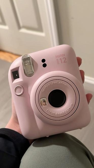 retro gramofon: Fujifilm Instax mini 12 – ani şəkil verən kompakt fotoaparat — 1