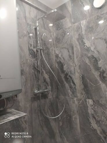 Ванны: Элегантная ванная комната, облицованная крупноформатной плиткой под — 2