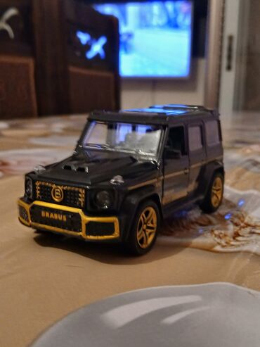 Qəfəslər: Qara oyuncaq maşın (BRABUS modeli) 🖤🚘 Qara rəngdə, qızılı detallı