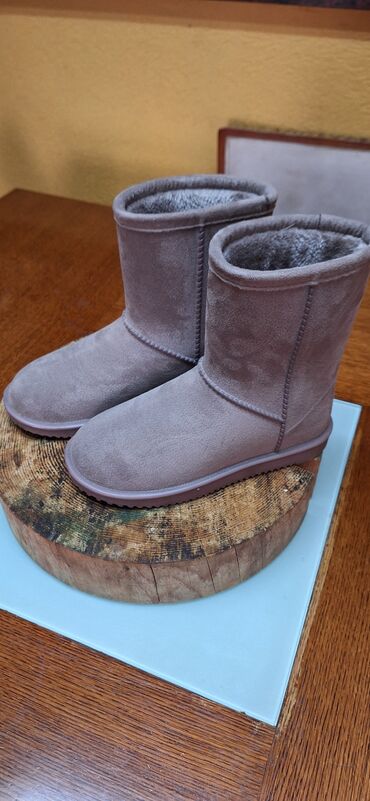 nalozene cizme za zimu: Ugg boots, color - Lilac, 38 at lalafo.rs nalozene cizme za zimu: Ugg boots, color - Lilac, 38