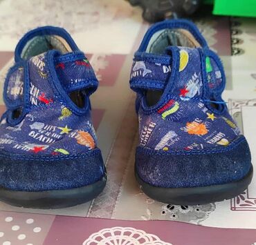 Čizme: - Dečje zimske čizmice, ljubičaste boje sa dezenom jelki. Bočni — 8