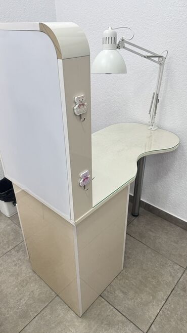 эпоксидные столы: Маникюрный рабочий стол с витриной/полочками - Комплект