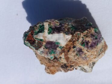 Kristali i minerali: Ovaj prirodni mineralni uzorak prikazuje kombinaciju zemljanih tonova — 8