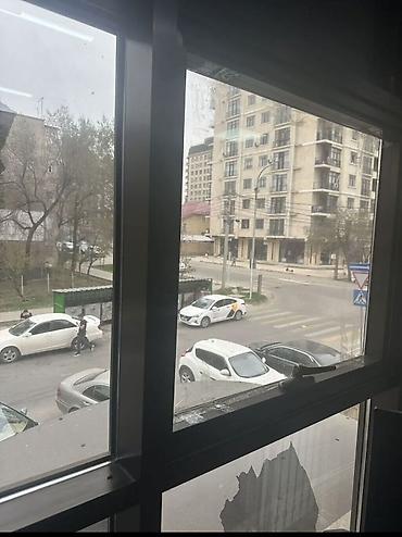 Аренда офисов: Боконбаева Сдается офис Площадь: 30м2 Без мебели Жк, вход отдельный — 7