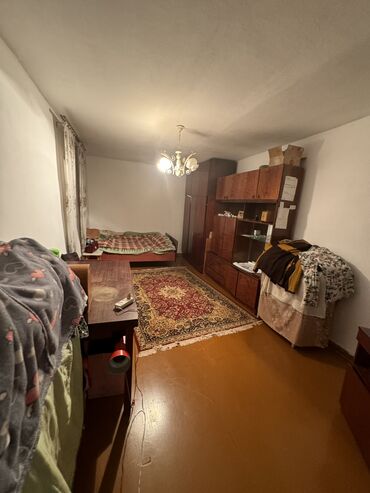 комната кудайберген: 1 бөлмө, 30 кв. м, Хрущевка, 2 кабат, Эски ремонт