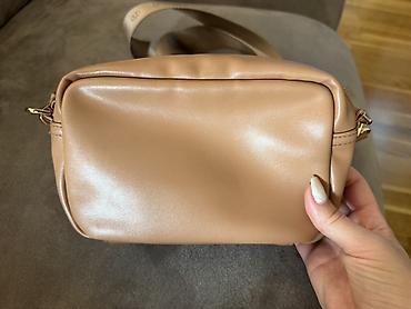 sinsay bela torbica: MOHITO ženska crossbody torba u bež/karamel nijansi. Dimenzije — 3