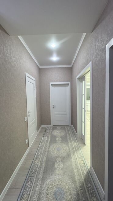 Продажа комнат: Светлая гостинная/зал с балконом - Просторная комната с современным — 5