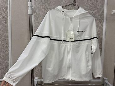 pull and: Легкая белая ветровка с капюшоном и молнией спереди. - Прямой — 2
