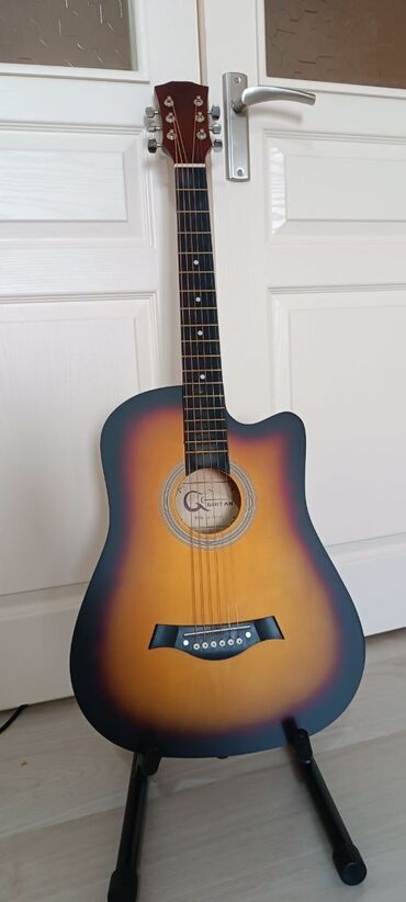 акустическая гитара: Срочно продаётся акустическая гитара 38 размер в идеальном новом