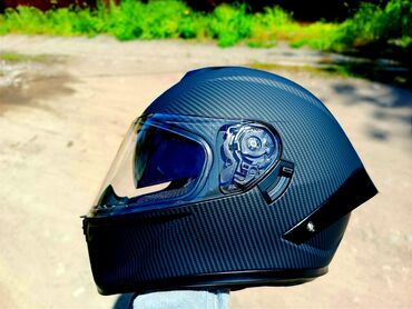 Шлемы: Шлем Матовый Карбон высокого качества! Со встроенным тёмные очками