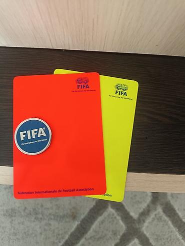 золотой мяч: Продам футбольные карточки: желая карточка FIFA красная карточка FIFA — 1