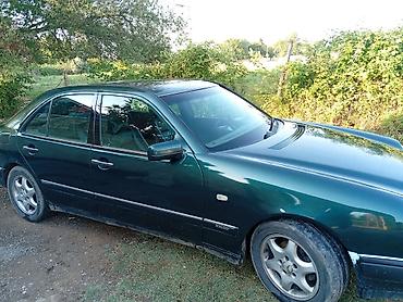 mercedes 180 b: Mercedes-Benz E 230: 2.3 l | 1997 il Sedan — 4
