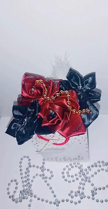 Praznična dekoracija: Dekorativna poklon-kutija sa cvetnim aranžmanom - Elegantna kartonska — 1