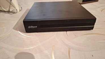 Dahua brendindən təhlükəsizlik kamera sistemi, qara rəngdə DVR cihazı