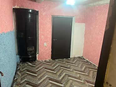 дом в центре: Сдается 2‑х комнатный частный дом в самом центре Бишкека (угол — 3