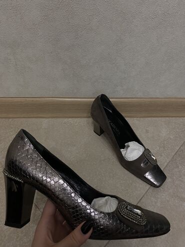 Женская обувь: Туфли 39, цвет - Серебристый