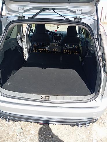 Ford: Ford Focus Wagon – gümüşü rəng, universał kuzov Xüsusiyyətlər: - — 8