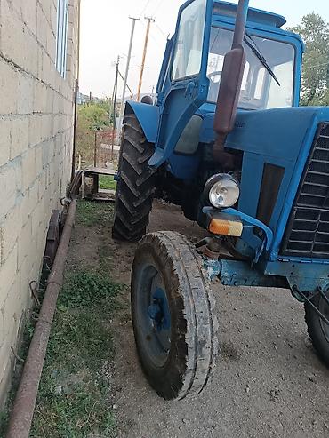 ucuz avtomabillər: Mavi rəngli MTZ tipli təkərli kənd təsərrüfatı traktoru.İli 1990 — 3