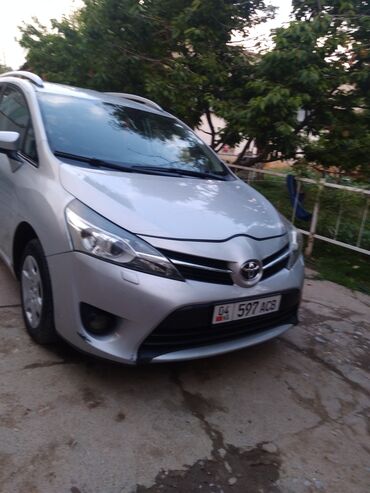 fit rs: Автомобиль Toyota Verso серебристого цвета. Компактный минивэн с