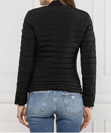 Üst geyimi: Qadınlar üçün qara qısqa quilted yüngül jaket - Rəng: qara - Siluet — 2