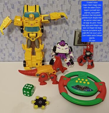 robot oyuncaq: Üç ədəd robot oyuncaqdan ibarət dəst. Dəstə sarı rəngli, maşına