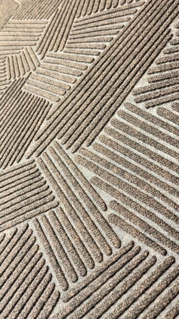 Ковролин: Ковролин на резиновой основе с рельефным геометрическим узором. В — 8