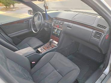 w210 oturacaq: Mercedes-Benz E-Class sedan (W210), gümüş rəng. - Kuzov: 4 qapılı — 7