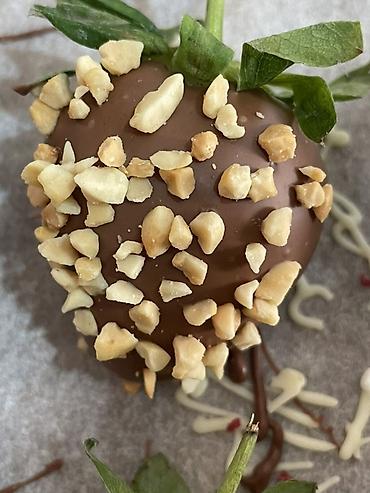 Кондитерские изделия, сладости: Клубника в шоколаде — набор ягод премиального размера, покрытых — 12