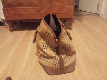 Torbe: Dve originalne Burberry torbe . Iz osamdesetih godina . Bile su u — 1