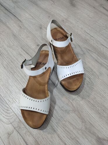 Босоножки, сандалии, шлепанцы: Продаю практически новые кожаные босоножки белые. 37 размер. На