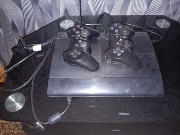 playstation slim: Yaxsi veziyyetdedir. PS3 super slimdir. Usdunde 2 pult kabeli falan