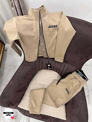 Gornji i donji deo: GUESS
dostupne u vise boja
Vel. S, m, l, xl
Cena 4400 din — 14