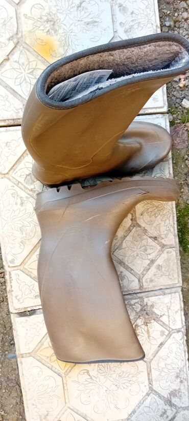 бут кимдер: Продаю резиновый обувь с мехом размер 41/42.
платная доставка есть