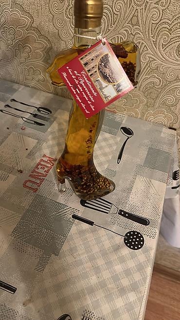 yağlar: İtaliya temalı, çəkmə formasında şüşə qabda ədviyyatlı zeytun yağı — 1