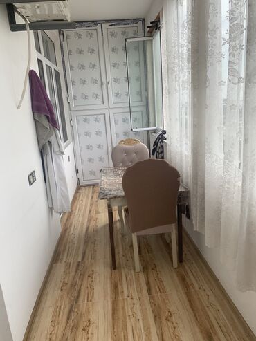 Uzunmüddətli kirayə mənzillər: Mənzilin təsviri - Geniş, işıqlı zal: dekorativ tavan işıqlandırması — 4