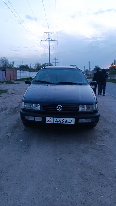 купить машину за 2000 долларов: Универсал Volkswagen Passat B4 темно синий цвета, произведенный в 1995
