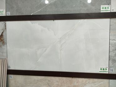 Təmir və tikinti: Ağ rəngdə, mərmər teksturalı keramik plitə. Bu plitə divar və döşəmə