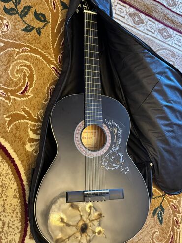 gitara alıram: Gitara yenidir. Cantasi ve aksesuarlari ile birlikde verilir.Hec bir