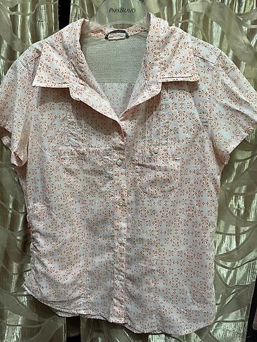 Рубашки: Классическая женская рубашка с коротким рукавом, выполненная из легкой — 7