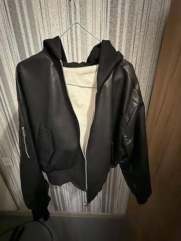 deri kurtkalar: Qara rəngli kapüşonlu “bomber” tipli qısa gödəkcə. - Material — 2