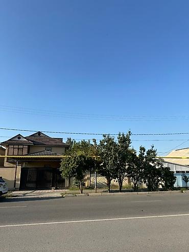 Продажа коттеджей и домов: Просторный двухэтажный дом с ухоженным зеленым участком. - — 2