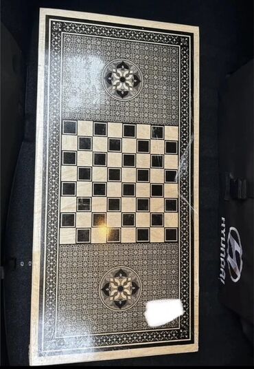 Nərdlər: Ağ-qara naxışlı taxta şahmat/nərd lövhəsi satılır. Nizami Gəncəvi — 4