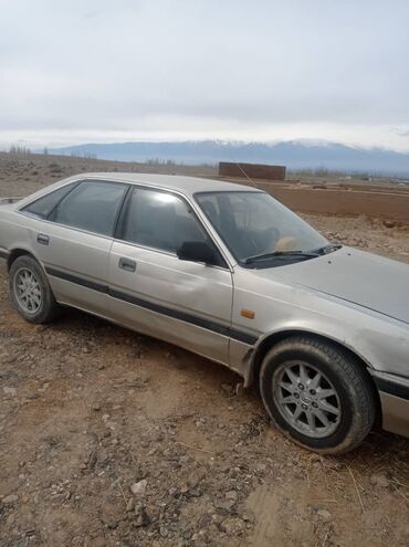 Mazda: Автомобиль Mazda 626, серебристого цвета. Седан с просторным салоном и