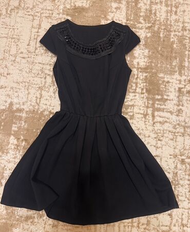 Dəstlər, kostyumlar: Qadın geyim dəsti - Qara qısa qol don: sadə, bədənə oturan siluet — 9