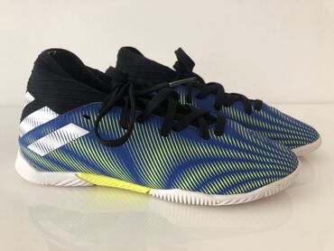 adidas 32: Adidas original patike za decaka, za fudbal. Odlicno ocuvane, bez