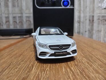 Igračke: Nov metalni model automobila Mercedes C-klasa. Pale mu se prednja i — 13