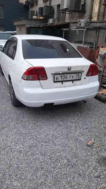 машине арзан: Белый седан Honda Civic, оснащенный номерным знаком "В 106 ТУ 38"