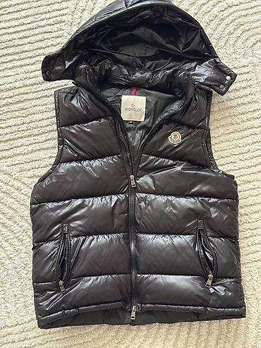 Жилеты, безрукавки: Пуховый жилет Moncler, черный - Классическая стеганая модель без — 2