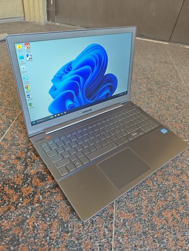 сканеры ручной: Ноутбук Samsung в серебристом корпусе. Оснащен процессором Intel Core